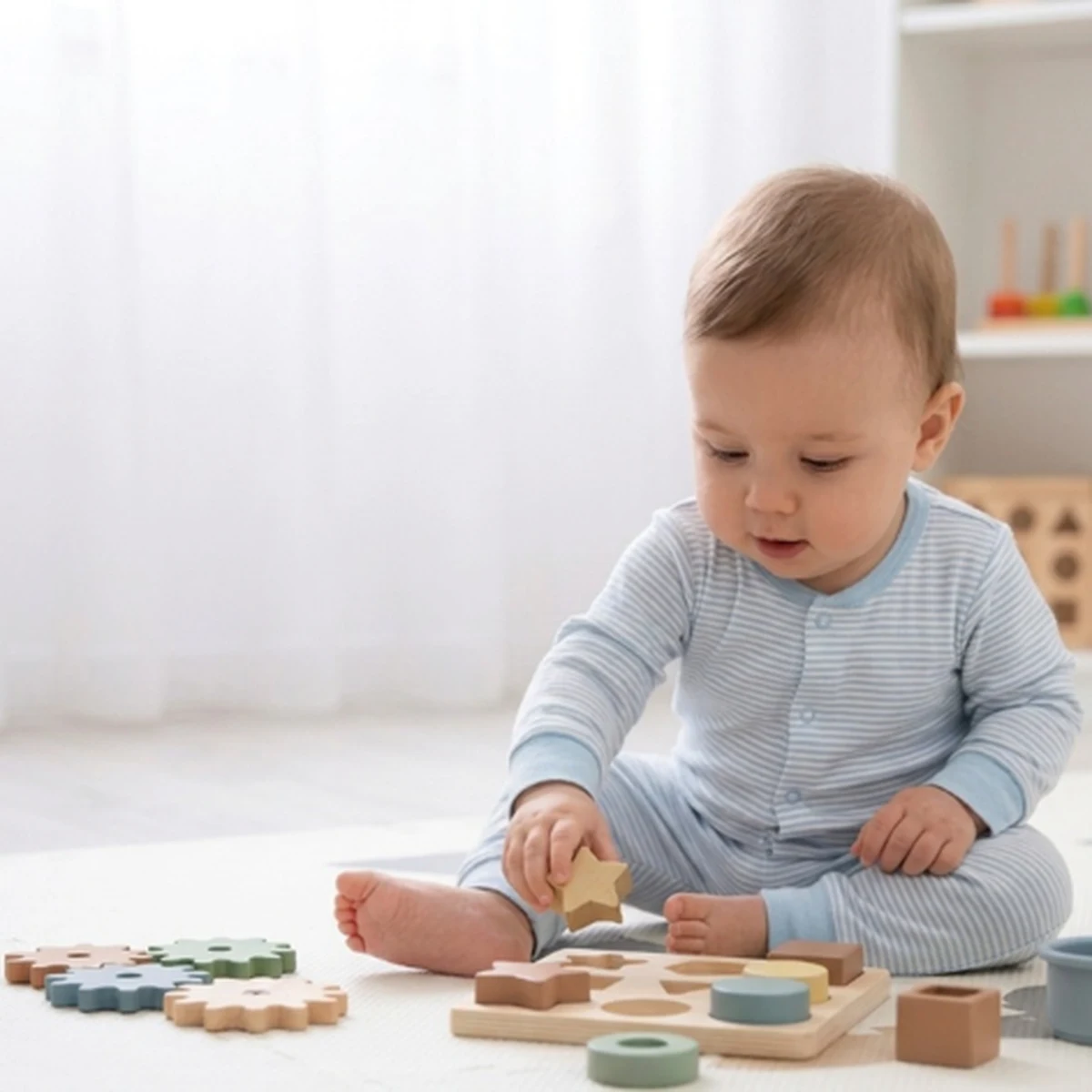 Baby löst eine kognitive Aufgabe mit einem Steckspiel – MFGM unterstützt die kognitive Entwicklung